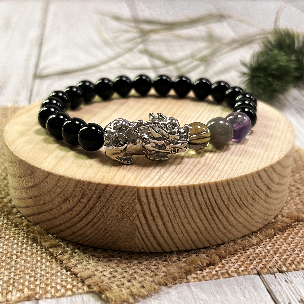 Bracelet argenté avec breloque Pixiu, symbole de richesse et de protection.