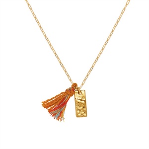 Collar de Acero Inoxidable con Colgante Rectangular Tibetano de Barra de Oro Pequeña Hecha a Mano, Joyería Arcoíris Colorida Martillada - Product Image 1