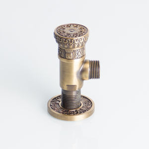 Manija de latón resistente con inclinación angular para corte de agua en baños - Product Image 1