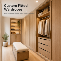 Lemari Pakaian Walk-in Modern dengan Pintu Geser Motif Kayu Oak dan Lampu LED untuk Proyek Vila