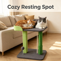 Arbre à chat en sisal vert avec plateforme, boule de jeu suspendue, lit de repos supérieur et zone de grattage latérale, tour pour chat d'intérieur