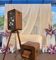 Photo Booth Pernikahan Portabel dengan Sistem Selfie Layar Sentuh Dua Sisi.