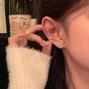 Boucles d'oreilles clous dorées E3577 motif dessin animé, serties de strass en cristal, pour femme, bijoux mignons à porter au quotidien - Product Image 5