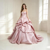 Robe de soirée romantique rose poudré sans bretelles en satin fluide, avec corset intégré et drapage 3D, idéale pour le bal de promo et les réceptions de mariage
