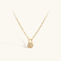 VEWANT Collier moderne minimaliste en laiton plaqué or 18 carats, résistant au ternissement, avec micro-zircones étincelantes et chaîne trombone cadenas, vente en gros
