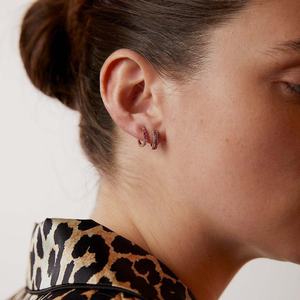 LOZRUNVE Boucles d'oreilles Huggie en argent 925 double rangée de zircons cubiques arc-en-ciel saphir plaqué or - Product Image 2