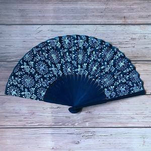 Abanico de Seda Satinada de 15 Pulgadas con Logotipo Personalizado para Danza y Fotografí<span class=keywords><strong>a</strong></span>, Diseño Floral Azul con Marco de Bambú Pulido - Product Image 5
