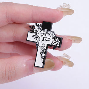 Großhandel Custom Jesus Emaille Pins Kreuz Abzeichen Schwarz Weiß Punk Schmuck Geschenke für Freunde Glaube für Revers Rucksack - Product Image 4