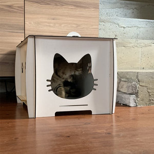 Maison d'intérieur décorative en bois de style moderne avec deux pots d'alimentation à fermeture par bouton pour petits animaux, chatons ou chiens - Product Image 3