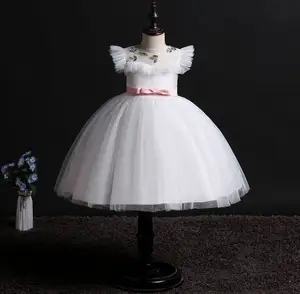 מכירה! באורך הברך מעופף שרוולי בנות נפוחות טול שמלת פרח ילדה שמלת חתונת ילדים הקודש שמלה לבן