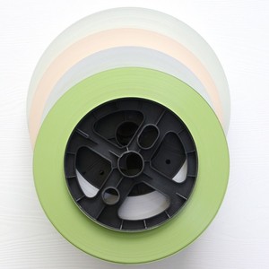 Conception de mode Couleur personnalisée 25 mm 50 mm Bobines de lamelles en aluminium pour stores vénitiens Lames de lamelle de fenêtre en aluminium <span class=keywords><strong>d</strong></span>'usine - Product Image 1