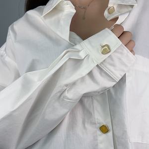 เสื้อเชิ้ตผู้หญิงแขนยาวสีขาวผ้าฝ้าย OEM แฟชั่นใหม่ ดีไซน์เนอร์ เสื้อทรงหลวม กระดุมหลากสี เสื้อเชิ้ตและเสื้อเบลาส์ - Product Image 5