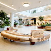 Banc modulaire avec accoudoirs, forme incurvée, matériaux durables pour les espaces publics intérieurs et extérieurs, bibliothèque
