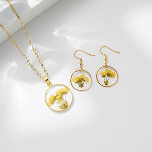 ต่างหูแบบห้อยประดับดอกไม้แห้งแท้ ชุดสร้อยคอพร้อมจี้เรซิ่นสำหรับผู้หญิง - Product Image 3