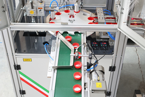 Máquina Automática para Insertar Tapas Abatibles de Plástico, Juntas de Aluminio y Arandelas de Espuma, y Plegar Tapas - Product Image 5