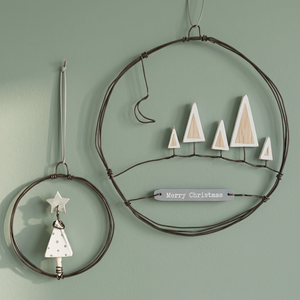 Guirnalda navideña rústica de madera con recortes de árbol y adorno colgante de luna, artesanía hecha a mano para decoración de pared navideña - Product Image 1