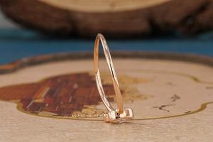 แหวนรูปไข่ประดับเพชรสองเม็ด ดีไซน์หรูหรา งานแฮนด์เมด ประกายเพชรระยิบระยับ ดีไซน์เหนือกาลเวลา เหมาะสำหรับเป็นของขวัญ - Product Image 3