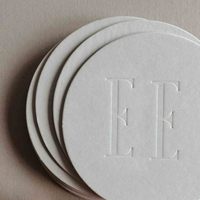 Sous-verres ronds noirs en papier absorbant avec logo personnalisé en feuille d'aluminium et gaufrage pour bars, boissons, clubs de golf, artisanat, arts, mariages, hôtels, fêtes