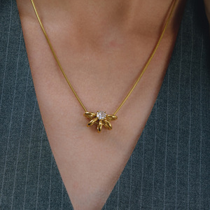 Collier pendentif en zircon plaqué or 18 carats en forme de fleur, design minimaliste, à porter tous les jours, bijou cadeau - Product Image 3