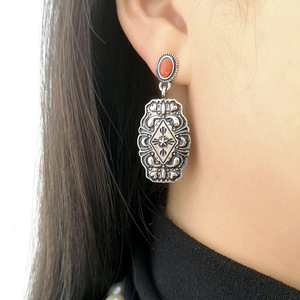 Orecchini Pendenti Etnici Vintage con Dettaglio in Pietra Rossa, Accessori di Moda in Stile Retrò per Donne - Product Image 3