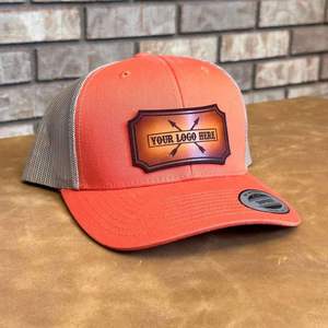 Gorra Richardson 112 de malla tipo camionero, negra personalizada, de perfil bajo, con camuflaje y malla naranja en la parte delantera y trasera. - Product Image 3