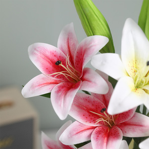 Fleur de lys artificielle Ruilisi à 4 têtes, blanche et rose foncé, en PVC souple, imperméable, pour décoration de mariage et de maison - Product Image 4