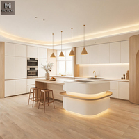 Meubles de cuisine haut de gamme : ensemble d'armoires de cuisine et îlot central au design moderne, luxueux et minimaliste, couleur crème, pour villa.