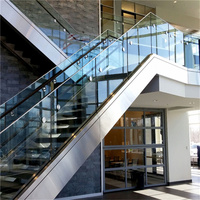 Escalier droit moderne Prima Villa Design avec poutre en acier invisible, marches en bois, garde-corps en verre, taille personnalisée, escalier intérieur