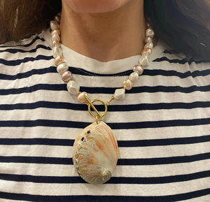 Eleganti Catene in Acciaio Inossidabile <span class=keywords><strong>Color</strong></span> <span class=keywords><strong>Oro</strong></span> con Perle Barocche Naturali e Conchiglie, Stile Ins Esagerato, di Alta Gamma, Spesse e di Tendenza, con Perle Oceaniche Perfette - Product Image 2