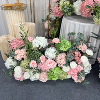 Bunga Mawar dan Hydrangea Sutra Buatan Warna Pink dan Putih Realistis dengan Daun Hijau, Digunakan Sebagai Bunga Latar Belakang untuk Dekorasi Pernikahan