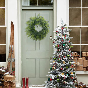 พวงหรีดคริสต์มาสแบบดั้งเดิมขนาด 50 ซม. ที่เต็มไปด้วยความเขียวขจี พร้อมกิ่งไม้ 60 กิ่ง เหมาะสำหรับตกแต่งเทศกาลคริสต์มาสในทุกพื้นที่ - Product Image 3