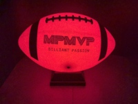 Ballon de football LED haute luminosité allume la lueur lumineuse dans le caoutchouc américain personnalisé sombre pour le sport et l'entraînement
