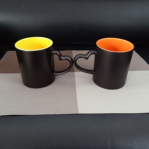 <span class=keywords><strong>Taza</strong></span> mágica <span class=keywords><strong>de</strong></span> cerámica <span class=keywords><strong>de</strong></span> 11oz al por mayor con mango en forma <span class=keywords><strong>de</strong></span> corazón interior colorido en blanco para impresión por transferencia <span class=keywords><strong>de</strong></span> calor <span class=keywords><strong>taza</strong></span> que cambia <span class=keywords><strong>de</strong></span> color - Product Image 2