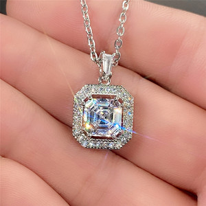 Collana con Ciondolo Quadrato Classico per Donne, Accessorio Semplice per Uso Quotidiano - Product Image 2
