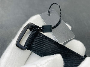 Présentons la montre-bracelet tourbillon la plus légère de 43,5 grammes avec un design à pont creux. Une montre haut de gamme. - Product Image 6