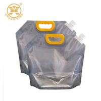 Vente chaude d'usine pour la vente en gros de sachets à bec verseur transparents en plastique pour boissons avec buse d'aspiration, sac à eau en nylon transparent de 2,5 L