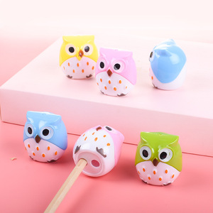 Sacapuntas con forma de búho para niños, sacapuntas manual de plástico para estudiantes de escuela primaria, tipo animal de color aleatorio - Product Image 1