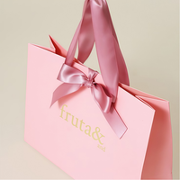 Sacs cadeaux en papier pour bijoux de luxe vert olive mat avec logo personnalisé et poignées en ruban noir pour l'emballage de marques de boutiques