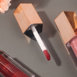 Aceite Labial Voluminizador Pentagonal con Brillo de Vainilla y Cereza, Color Líquido para Todo Tipo de Piel - Product Image 2