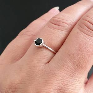 Delicado anillo de ónix negro facetado anillo apilable 925 plata esterlina solitario compromiso Boho joyería - Product Image 4