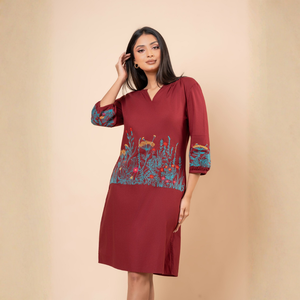 Vestido Corto de Lino Color Granate Premium con Delicado Bordado Floral y Escote en V para Mujer - Product Image 6