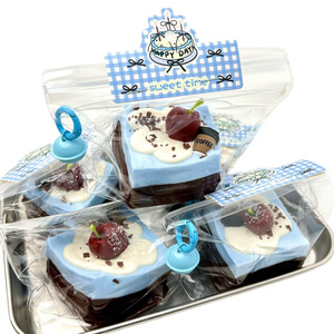 Juguete Antiestrés de Silicona de Rebote Lento, Grado Alimenticio, con Forma de Brownie de Cereza y Sal Marina - Product Image 1