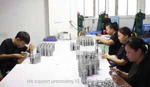 תליון אופנתי בצורת לב עם קשת, משובץ קריסטל נוצץ, פנינים וסגסוגת אבץ, עמיד למים, מתאים לתלייה על תיק או טלפון נייד. - Product Image 4