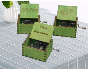 Caja de música de madera de haya al por mayor, adornos navideños hechos a mano para <span class=keywords><strong>el</strong></span> hogar, Canción de feliz cumpleaños, juego mecánico, logotipo grabado con láser - Product Image 6