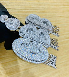 Collier pendentif en or massif et moissanite, design tendance, style hip-hop intemporel - Product Image 1