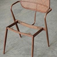Fauteuil de salle à manger de style mid-century avec accoudoirs larges et dossier en rotin sur structure de couleur umber