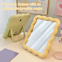 Miroir de maquillage pliable de style crème avec bord ondulé nuageux, idéal pour bureau et dortoir - Vente en gros