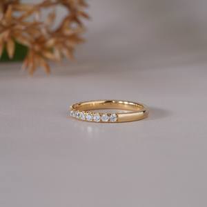 Bague élégante en or et diamants sur la main d'une femme, bijoux fins minimalistes, cadeau d'anniversaire de mariage, photographie de bijoux en gros plan - Product Image 6