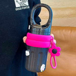 Botella de agua morada, bonita y moderna para niñas, con dije de margarita, compacta, portátil, de plástico, para beber directamente, para estudiantes. - Product Image 2