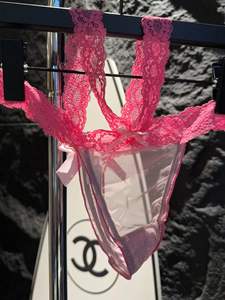 Tangas sexys europeas para mujer, de encaje de cintura baja, con diseño de colores vibrantes que inspiran dopamina, estilo seductor y fresco, que realzan la cadera. - Product Image 3